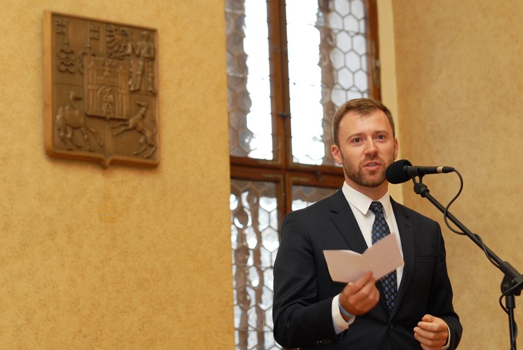 Vernisáž dvou výstav Vizuální poezie peruánské malířky žijící v Anglii Jane McLelland a Ztracený ráj českého malíře a nekonvenčního výtvarníka Otto Plachta předcházela slavnostnímu zahájení Týdne hispánské kultury. Uskutečnilo se v úterý 7. října v obřadní síni plzeňské radnice za přítomnosti velvyslankyně Peruánské republiky J. E. Maríe Landaveri Porturas, zástupce Velvyslanectví Španělska a náměstkyně primátora pro kulturu a cestovní ruch Evy Herinkové. (foto: 7.10.2014)