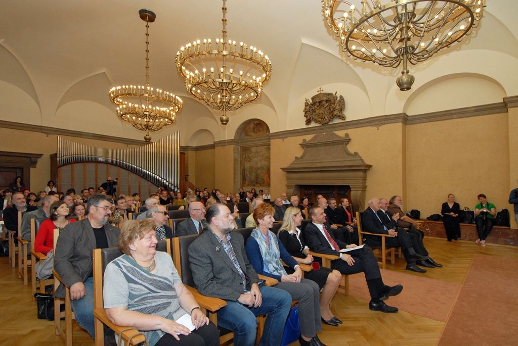 Deset nejlepších výtvarníků jednobarevné kresby z celkového počtu 461 autorů, kteří se do soutěže Bienále kresby Plzeň přihlásili, ocenila mezinárodní porota. Sedm z nich si cenu přijelo převzít do obřadní síně plzeňské radnice, kde se ve středu 8. října 2014 slavnostní akt uskutečnil. Hlavní cenu Grand Prix převzala z rukou předsedy poroty akademického malíře Pavola Kraľa německá umělkyně Claudia Weber. Další ocenění získali výtvarníci z Taiwanu, České republiky, Litvy, Slovenska, Polska nebo Německa. Ocenění nejvyšší kvality získalo dalších 23 výtvarných umělců. Za město Plzeň se předání cen zúčastnili primátor Martin Baxa a jeho náměstkyně pro kulturu a cestovní ruch Eva Herinková.