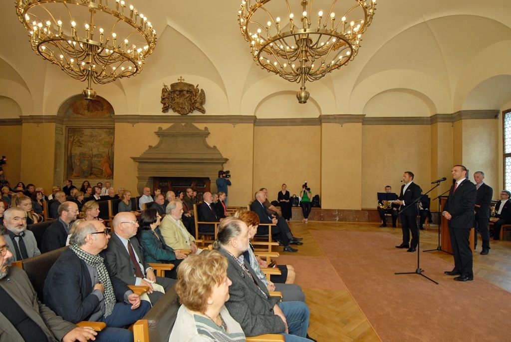 Deset nejlepších výtvarníků jednobarevné kresby z celkového počtu 461 autorů, kteří se do soutěže Bienále kresby Plzeň přihlásili, ocenila mezinárodní porota. Sedm z nich si cenu přijelo převzít do obřadní síně plzeňské radnice, kde se ve středu 8. října 2014 slavnostní akt uskutečnil. Hlavní cenu Grand Prix převzala z rukou předsedy poroty akademického malíře Pavola Kraľa německá umělkyně Claudia Weber. Další ocenění získali výtvarníci z Taiwanu, České republiky, Litvy, Slovenska, Polska nebo Německa. Ocenění nejvyšší kvality získalo dalších 23 výtvarných umělců. Za město Plzeň se předání cen zúčastnili primátor Martin Baxa a jeho náměstkyně pro kulturu a cestovní ruch Eva Herinková.