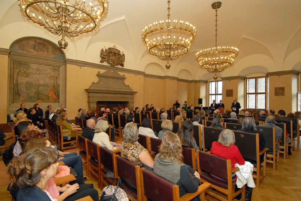 Deset nejlepších výtvarníků jednobarevné kresby z celkového počtu 461 autorů, kteří se do soutěže Bienále kresby Plzeň přihlásili, ocenila mezinárodní porota. Sedm z nich si cenu přijelo převzít do obřadní síně plzeňské radnice, kde se ve středu 8. října 2014 slavnostní akt uskutečnil. Hlavní cenu Grand Prix převzala z rukou předsedy poroty akademického malíře Pavola Kraľa německá umělkyně Claudia Weber. Další ocenění získali výtvarníci z Taiwanu, České republiky, Litvy, Slovenska, Polska nebo Německa. Ocenění nejvyšší kvality získalo dalších 23 výtvarných umělců. Za město Plzeň se předání cen zúčastnili primátor Martin Baxa a jeho náměstkyně pro kulturu a cestovní ruch Eva Herinková.