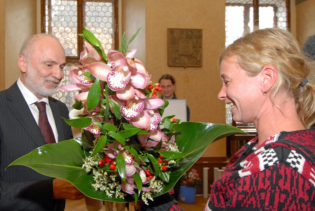 Deset nejlepších výtvarníků jednobarevné kresby z celkového počtu 461 autorů, kteří se do soutěže Bienále kresby Plzeň přihlásili, ocenila mezinárodní porota. Sedm z nich si cenu přijelo převzít do obřadní síně plzeňské radnice, kde se ve středu 8. října 2014 slavnostní akt uskutečnil. Hlavní cenu Grand Prix převzala z rukou předsedy poroty akademického malíře Pavola Kraľa německá umělkyně Claudia Weber. Další ocenění získali výtvarníci z Taiwanu, České republiky, Litvy, Slovenska, Polska nebo Německa. Ocenění nejvyšší kvality získalo dalších 23 výtvarných umělců. Za město Plzeň se předání cen zúčastnili primátor Martin Baxa a jeho náměstkyně pro kulturu a cestovní ruch Eva Herinková.