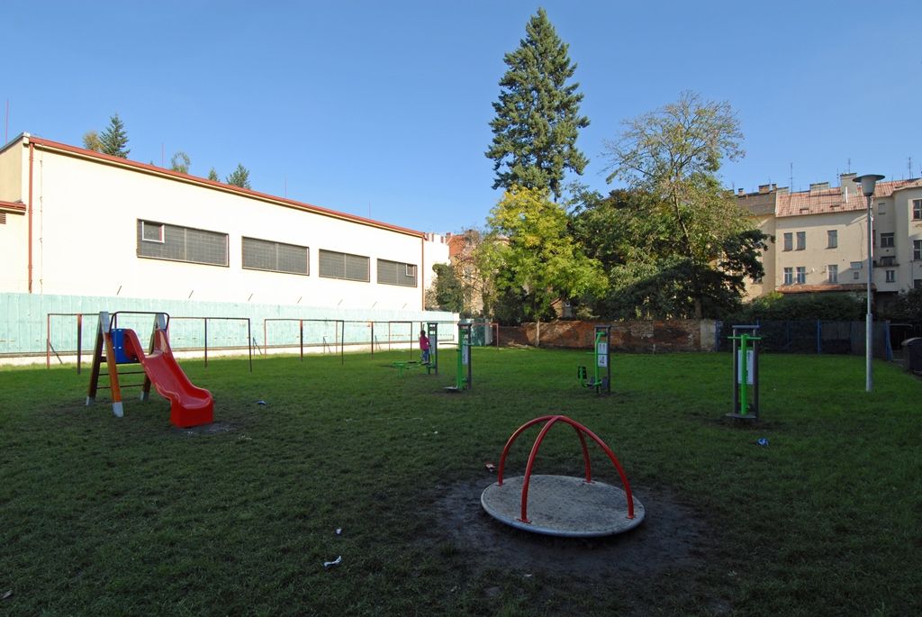 Prostor vnitrobloku Plachého a Korandovy ulice, který patří k problémovým plzeňským lokalitám, se díky instalaci nových herních prvků proměnil. Z jeho části se stalo hřiště pro děti, které tady mohou aktivně trávit svůj volný čas. Pořízení několika posilovacích strojů a dětských prvků je dalším krokem projektu prevence kriminality v této lokalitě. Ještě předtím tady začaly působit dvě asistentky Renata Tišerová a Monika Kotlárová. „Dohlíží především na dodržování veřejného pořádku. (foto: 15.10.2014)