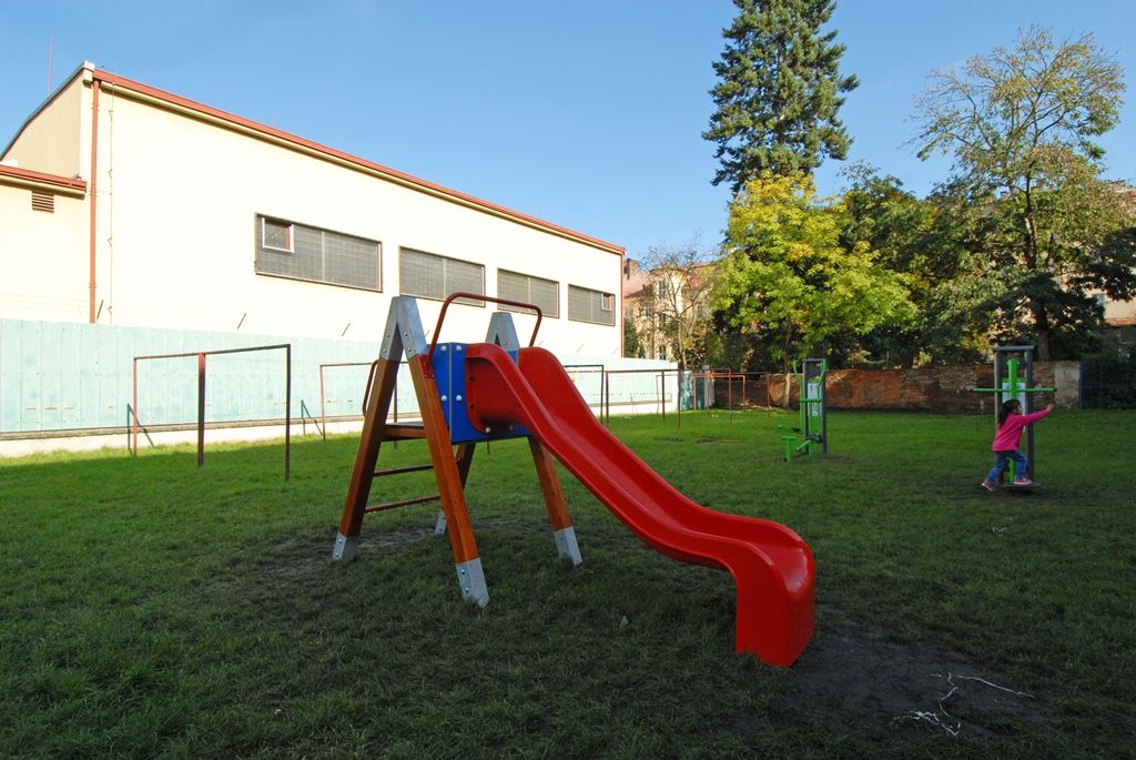 Prostor vnitrobloku Plachého a Korandovy ulice, který patří k problémovým plzeňským lokalitám, se díky instalaci nových herních prvků proměnil. Z jeho části se stalo hřiště pro děti, které tady mohou aktivně trávit svůj volný čas. Pořízení několika posilovacích strojů a dětských prvků je dalším krokem projektu prevence kriminality v této lokalitě. Ještě předtím tady začaly působit dvě asistentky Renata Tišerová a Monika Kotlárová. „Dohlíží především na dodržování veřejného pořádku. (foto: 15.10.2014)