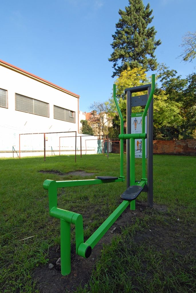Prostor vnitrobloku Plachého a Korandovy ulice, který patří k problémovým plzeňským lokalitám, se díky instalaci nových herních prvků proměnil. Z jeho části se stalo hřiště pro děti, které tady mohou aktivně trávit svůj volný čas. Pořízení několika posilovacích strojů a dětských prvků je dalším krokem projektu prevence kriminality v této lokalitě. Ještě předtím tady začaly působit dvě asistentky Renata Tišerová a Monika Kotlárová. „Dohlíží především na dodržování veřejného pořádku. (foto: 15.10.2014)
