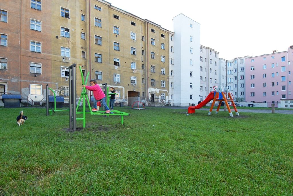 Prostor vnitrobloku Plachého a Korandovy ulice, který patří k problémovým plzeňským lokalitám, se díky instalaci nových herních prvků proměnil. Z jeho části se stalo hřiště pro děti, které tady mohou aktivně trávit svůj volný čas. Pořízení několika posilovacích strojů a dětských prvků je dalším krokem projektu prevence kriminality v této lokalitě. Ještě předtím tady začaly působit dvě asistentky Renata Tišerová a Monika Kotlárová. „Dohlíží především na dodržování veřejného pořádku. (foto: 15.10.2014)