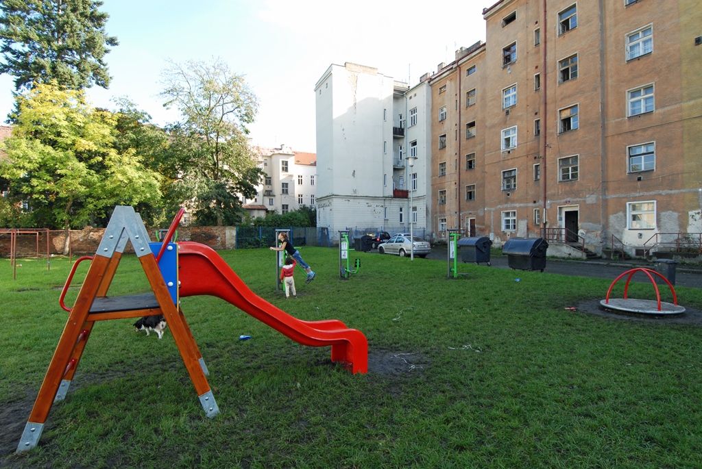 Prostor vnitrobloku Plachého a Korandovy ulice, který patří k problémovým plzeňským lokalitám, se díky instalaci nových herních prvků proměnil. Z jeho části se stalo hřiště pro děti, které tady mohou aktivně trávit svůj volný čas. Pořízení několika posilovacích strojů a dětských prvků je dalším krokem projektu prevence kriminality v této lokalitě. Ještě předtím tady začaly působit dvě asistentky Renata Tišerová a Monika Kotlárová. „Dohlíží především na dodržování veřejného pořádku. (foto: 15.10.2014)