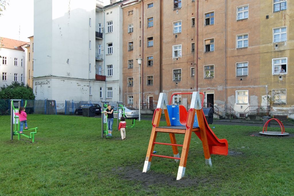 „Plac“ vnitrobloku Plachého a Korandovy ulice se proměnil