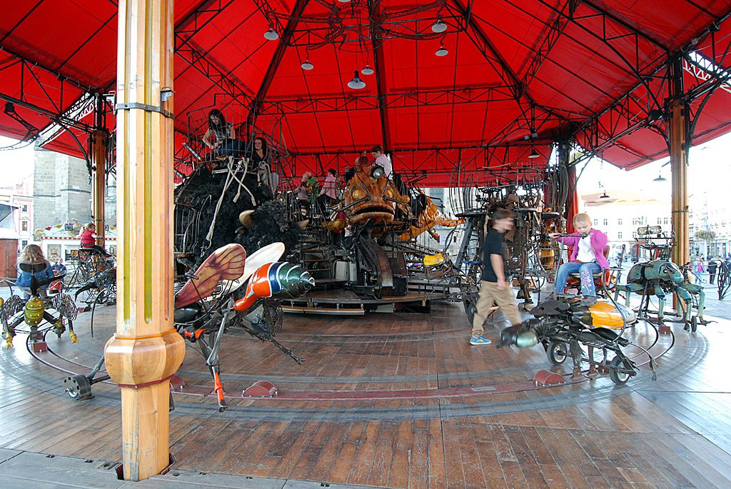 Plzeň není prvním městem, kde se manéž s mechanickými loutkami točila. V předchozích letech navštívila Paříž, Madrid, Antverpy, portugalské město Portimão, Milton Keynes v Británii a francouzské město Sénart. (foto: 14.10.2014)