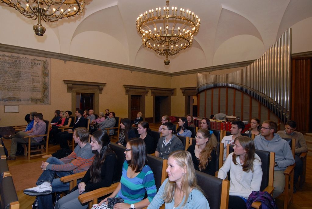 Gymnazistka Lucie Malánová a Ondřej Činčura ze Západočeské univerzity se stali vítězi soutěže, kterou pro studenty z Plzeňského kraje vyhlašuje každoročně Velvyslanectví Peru. Tématem písemné práce pro letošní rok byly české osobnosti, které mají zásluhu na rozvoji vzájemných vztahů mezi Českou republikou a Peru. Slavnostní vyhlášení cen se uskutečnilo ve čtvrtek 16. října 2014 na plzeňské radnici v rámci festivalu Týden hispánské kultury. Společně s peruánskou velvyslankyní J. E. Maríou Susana Landaveri Porturas ceny studentům předal primátor Martin Baxa.