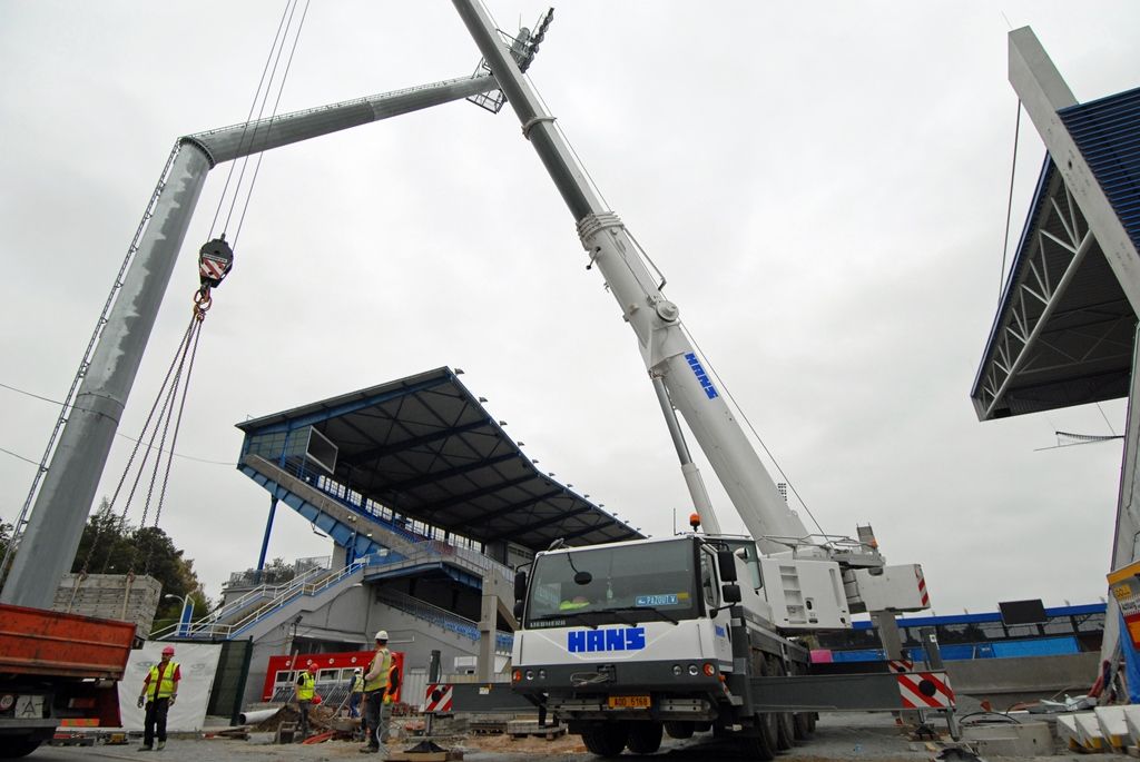 Jasné obrysy v těchto dnech získává chybějící modul jižní strany tribuny fotbalového stadionu ve Štruncových sadech. Jedná se o nosnou betonovou prefabrikovanou konstrukci založenou na pilotech. Z vnější strany má být opatřena ocelovou lamelovou fasádou, stejně jako ostatní části tribuny. V modulu je rovněž navrženo rozšíření stávajícího stánku na občerstvení nebo vybudování skladového prostoru. Navíc tady vzniknou dvě nová televizní studia. Divácká kapacita se díky dostavbě tribuny zvýší o 300 míst. Hotovo má být do konce tohoto roku. (foto: 13./17.10.2014)