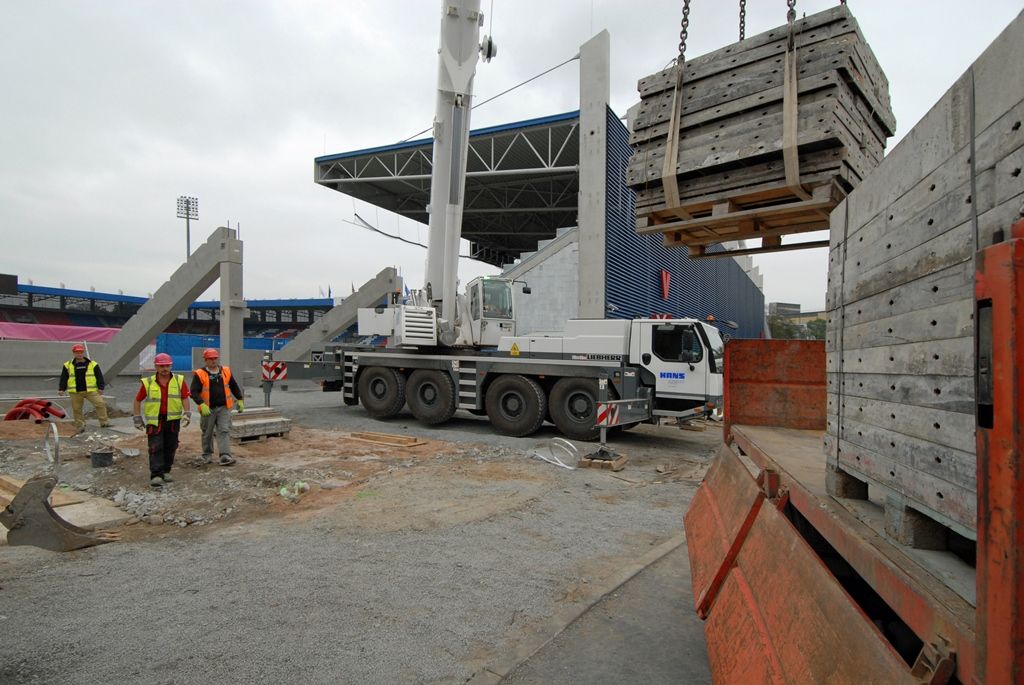Jasné obrysy v těchto dnech získává chybějící modul jižní strany tribuny fotbalového stadionu ve Štruncových sadech. Jedná se o nosnou betonovou prefabrikovanou konstrukci založenou na pilotech. Z vnější strany má být opatřena ocelovou lamelovou fasádou, stejně jako ostatní části tribuny. V modulu je rovněž navrženo rozšíření stávajícího stánku na občerstvení nebo vybudování skladového prostoru. Navíc tady vzniknou dvě nová televizní studia. Divácká kapacita se díky dostavbě tribuny zvýší o 300 míst. Hotovo má být do konce tohoto roku. (foto: 13./17.10.2014)