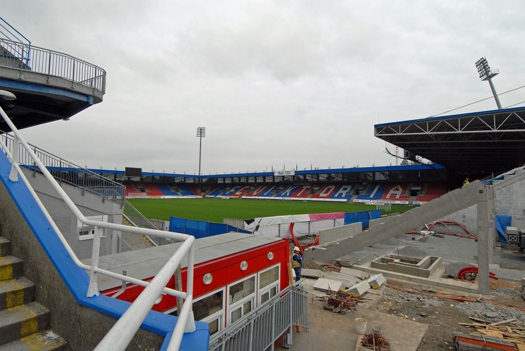 Jasné obrysy v těchto dnech získává chybějící modul jižní strany tribuny fotbalového stadionu ve Štruncových sadech. Jedná se o nosnou betonovou prefabrikovanou konstrukci založenou na pilotech. Z vnější strany má být opatřena ocelovou lamelovou fasádou, stejně jako ostatní části tribuny. V modulu je rovněž navrženo rozšíření stávajícího stánku na občerstvení nebo vybudování skladového prostoru. Navíc tady vzniknou dvě nová televizní studia. Divácká kapacita se díky dostavbě tribuny zvýší o 300 míst. Hotovo má být do konce tohoto roku. (foto: 13./17.10.2014)