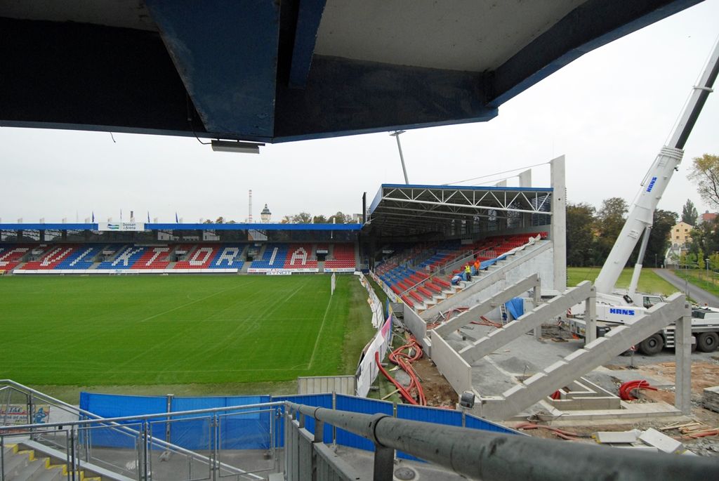 Jasné obrysy v těchto dnech získává chybějící modul jižní strany tribuny fotbalového stadionu ve Štruncových sadech. Jedná se o nosnou betonovou prefabrikovanou konstrukci založenou na pilotech. Z vnější strany má být opatřena ocelovou lamelovou fasádou, stejně jako ostatní části tribuny. V modulu je rovněž navrženo rozšíření stávajícího stánku na občerstvení nebo vybudování skladového prostoru. Navíc tady vzniknou dvě nová televizní studia. Divácká kapacita se díky dostavbě tribuny zvýší o 300 míst. Hotovo má být do konce tohoto roku. (foto: 13./17.10.2014)