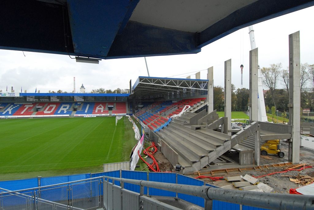 Dostavba jižní strany tribuny stadionu pokračuje podle plánu