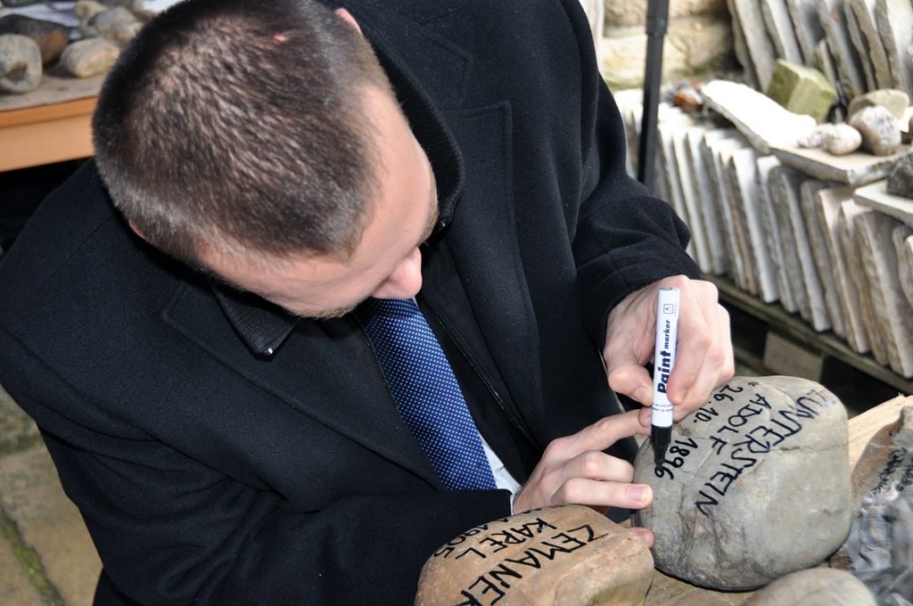 V průběhu čtyř dnů chodili lidé do Zahrady vzpomínek, která byla před dvanácti lety vytvořena v těsné blízkosti Staré synagogy, aby obnovili již vybledlé nebo zcela zmizelé nápisy jmen plzeňských obětí holokaustu na kamenech. Jedním z nich byl i primátor Martin Baxa, který popsal jmény obětí hned dva kameny. V doprovodu studentek z gymnázia na Mikulášském náměstí je osobně uložil do části zahrady vzniklé na ploše bývalé Pomocné synagogy, které se také říkalo židovská škola a ze které zůstalo jen obvodové zdivo. Smyslem projektu bylo vrátit do Plzně jména lidí – mužů, žen a dětí, kteří byli násilně odvlečeni, umučeni nebo zavražděni a na něž se téměř zapomnělo. (foto: 20.10.2014, Z. Kubalová)