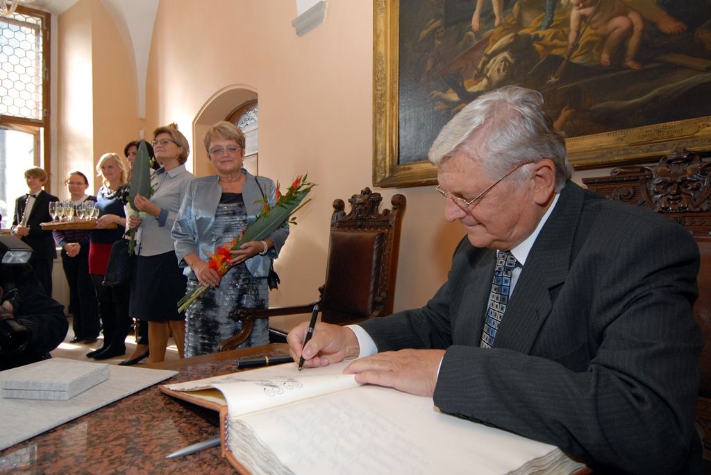 Za dlouholeté a úspěšné vedení Nadace 700 let města Plzně, která se za více než dvacet let své existence stala významným subjektem působícím na kulturní a společenské scéně města, byla udělena jejímu řediteli Miloslavu Rabochovi městská historická pečeť. (foto: 21.10.2014)