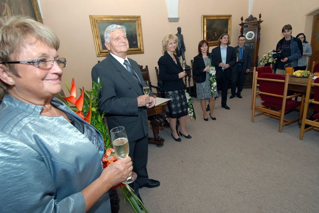 Za dlouholeté a úspěšné vedení Nadace 700 let města Plzně, která se za více než dvacet let své existence stala významným subjektem působícím na kulturní a společenské scéně města, byla udělena jejímu řediteli Miloslavu Rabochovi městská historická pečeť. (foto: 21.10.2014)
