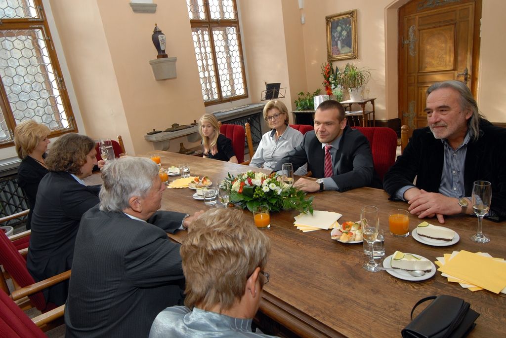 Za dlouholeté a úspěšné vedení Nadace 700 let města Plzně, která se za více než dvacet let své existence stala významným subjektem působícím na kulturní a společenské scéně města, byla udělena jejímu řediteli Miloslavu Rabochovi městská historická pečeť. (foto: 21.10.2014)