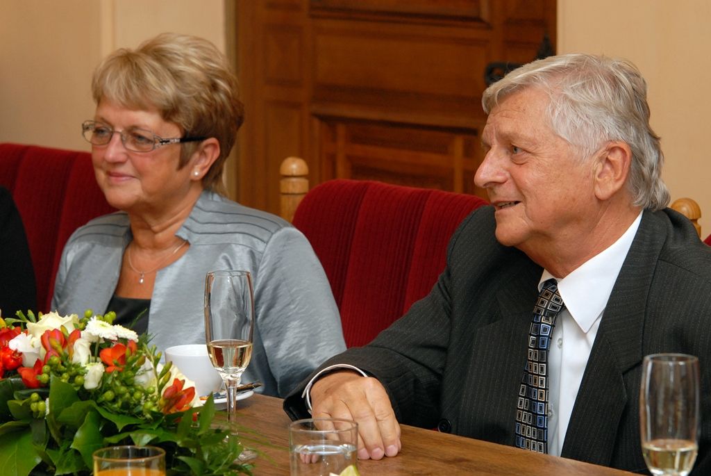 Za dlouholeté a úspěšné vedení Nadace 700 let města Plzně, která se za více než dvacet let své existence stala významným subjektem působícím na kulturní a společenské scéně města, byla udělena jejímu řediteli Miloslavu Rabochovi městská historická pečeť. (foto: 21.10.2014)
