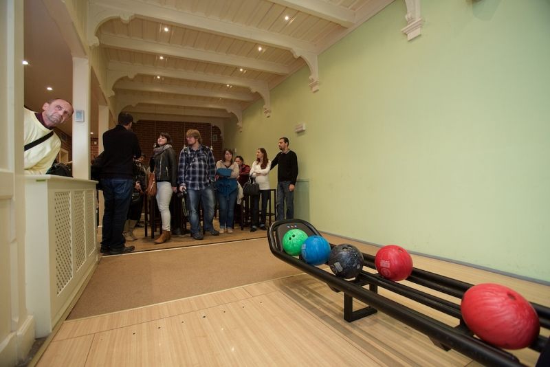 Plzeň ale oslavami žila celý den. Více než dvacet zajímavých míst mohli lidé navštívit zdarma nebo za zvýhodněné vstupné. Zájem byl nebývalý nejen tam, kam se veřejnost běžně nedostane, jako například Doosan Arena, atletický stadion ve Skvrňanech, vodárna nebo Loosovy interiéry, ale i v Techmanii, zoologické a botanické zahradě nebo Západočeském muzeu. Oslavy vzniku republiky zakončil na náměstí Republiky slavnostní ohňostroj na písničky Jiřího Suchého. Předcházel mu Průvod světel s několika tisíci účastníky. (foto: R. Muchka, 28.10.2014)