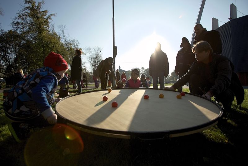Plzeň ale oslavami žila celý den. Více než dvacet zajímavých míst mohli lidé navštívit zdarma nebo za zvýhodněné vstupné. Zájem byl nebývalý nejen tam, kam se veřejnost běžně nedostane, jako například Doosan Arena, atletický stadion ve Skvrňanech, vodárna nebo Loosovy interiéry, ale i v Techmanii, zoologické a botanické zahradě nebo Západočeském muzeu. Oslavy vzniku republiky zakončil na náměstí Republiky slavnostní ohňostroj na písničky Jiřího Suchého. Předcházel mu Průvod světel s několika tisíci účastníky. (foto: R. Muchka, 28.10.2014)