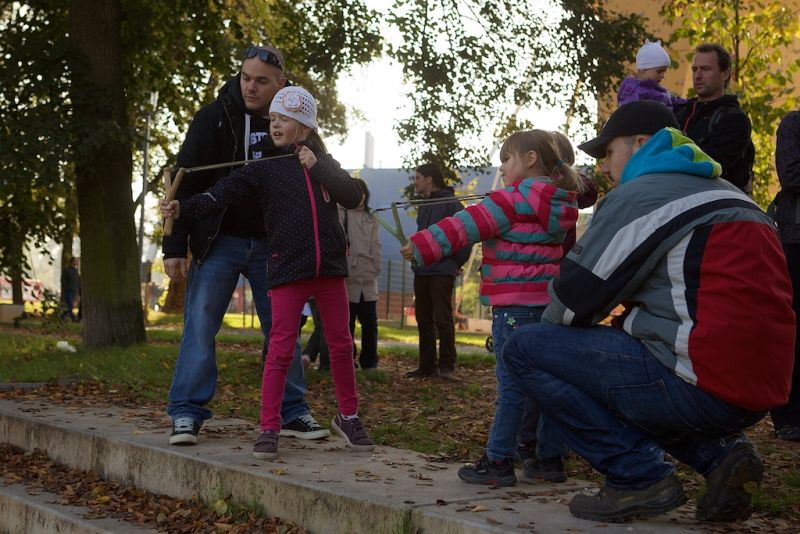 Plzeň ale oslavami žila celý den. Více než dvacet zajímavých míst mohli lidé navštívit zdarma nebo za zvýhodněné vstupné. Zájem byl nebývalý nejen tam, kam se veřejnost běžně nedostane, jako například Doosan Arena, atletický stadion ve Skvrňanech, vodárna nebo Loosovy interiéry, ale i v Techmanii, zoologické a botanické zahradě nebo Západočeském muzeu. Oslavy vzniku republiky zakončil na náměstí Republiky slavnostní ohňostroj na písničky Jiřího Suchého. Předcházel mu Průvod světel s několika tisíci účastníky. (foto: R. Muchka, 28.10.2014)