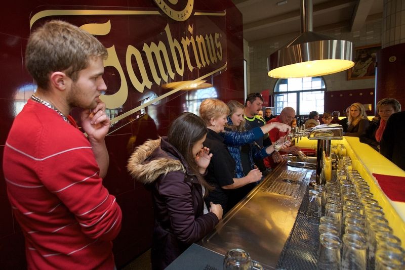 Plzeň ale oslavami žila celý den. Více než dvacet zajímavých míst mohli lidé navštívit zdarma nebo za zvýhodněné vstupné. Zájem byl nebývalý nejen tam, kam se veřejnost běžně nedostane, jako například Doosan Arena, atletický stadion ve Skvrňanech, vodárna nebo Loosovy interiéry, ale i v Techmanii, zoologické a botanické zahradě nebo Západočeském muzeu. Oslavy vzniku republiky zakončil na náměstí Republiky slavnostní ohňostroj na písničky Jiřího Suchého. Předcházel mu Průvod světel s několika tisíci účastníky. (foto: R. Muchka, 28.10.2014)