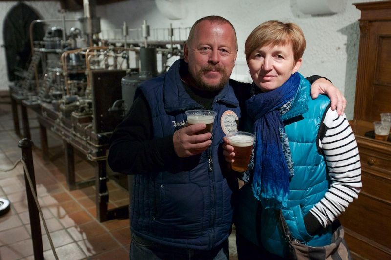 Plzeň ale oslavami žila celý den. Více než dvacet zajímavých míst mohli lidé navštívit zdarma nebo za zvýhodněné vstupné. Zájem byl nebývalý nejen tam, kam se veřejnost běžně nedostane, jako například Doosan Arena, atletický stadion ve Skvrňanech, vodárna nebo Loosovy interiéry, ale i v Techmanii, zoologické a botanické zahradě nebo Západočeském muzeu. Oslavy vzniku republiky zakončil na náměstí Republiky slavnostní ohňostroj na písničky Jiřího Suchého. Předcházel mu Průvod světel s několika tisíci účastníky. (foto: R. Muchka, 28.10.2014)