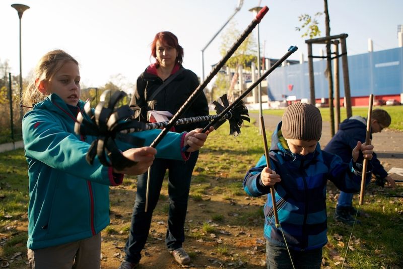 Plzeň ale oslavami žila celý den. Více než dvacet zajímavých míst mohli lidé navštívit zdarma nebo za zvýhodněné vstupné. Zájem byl nebývalý nejen tam, kam se veřejnost běžně nedostane, jako například Doosan Arena, atletický stadion ve Skvrňanech, vodárna nebo Loosovy interiéry, ale i v Techmanii, zoologické a botanické zahradě nebo Západočeském muzeu. Oslavy vzniku republiky zakončil na náměstí Republiky slavnostní ohňostroj na písničky Jiřího Suchého. Předcházel mu Průvod světel s několika tisíci účastníky. (foto: R. Muchka, 28.10.2014)