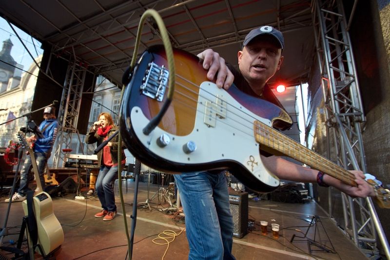 Plzeň ale oslavami žila celý den. Více než dvacet zajímavých míst mohli lidé navštívit zdarma nebo za zvýhodněné vstupné. Zájem byl nebývalý nejen tam, kam se veřejnost běžně nedostane, jako například Doosan Arena, atletický stadion ve Skvrňanech, vodárna nebo Loosovy interiéry, ale i v Techmanii, zoologické a botanické zahradě nebo Západočeském muzeu. Oslavy vzniku republiky zakončil na náměstí Republiky slavnostní ohňostroj na písničky Jiřího Suchého. Předcházel mu Průvod světel s několika tisíci účastníky. (foto: R. Muchka, 28.10.2014)