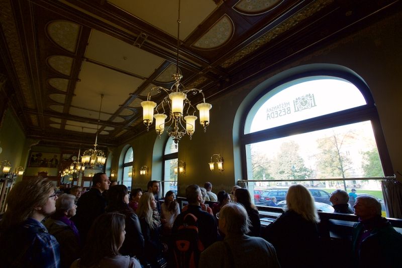 Plzeň ale oslavami žila celý den. Více než dvacet zajímavých míst mohli lidé navštívit zdarma nebo za zvýhodněné vstupné. Zájem byl nebývalý nejen tam, kam se veřejnost běžně nedostane, jako například Doosan Arena, atletický stadion ve Skvrňanech, vodárna nebo Loosovy interiéry, ale i v Techmanii, zoologické a botanické zahradě nebo Západočeském muzeu. Oslavy vzniku republiky zakončil na náměstí Republiky slavnostní ohňostroj na písničky Jiřího Suchého. Předcházel mu Průvod světel s několika tisíci účastníky. (foto: R. Muchka, 28.10.2014)