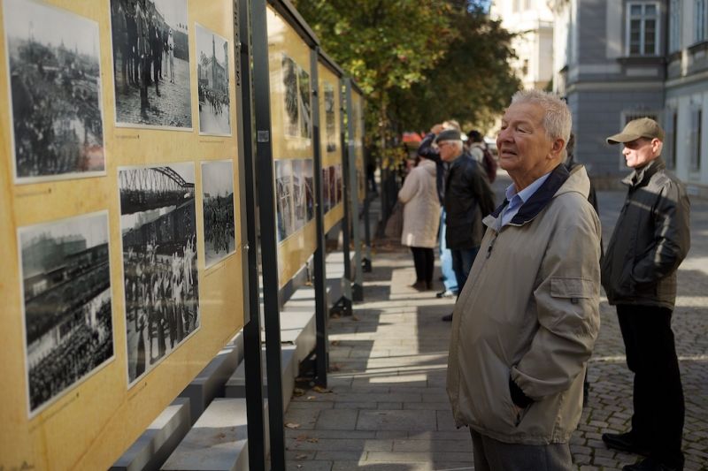 Plzeň ale oslavami žila celý den. Více než dvacet zajímavých míst mohli lidé navštívit zdarma nebo za zvýhodněné vstupné. Zájem byl nebývalý nejen tam, kam se veřejnost běžně nedostane, jako například Doosan Arena, atletický stadion ve Skvrňanech, vodárna nebo Loosovy interiéry, ale i v Techmanii, zoologické a botanické zahradě nebo Západočeském muzeu. Oslavy vzniku republiky zakončil na náměstí Republiky slavnostní ohňostroj na písničky Jiřího Suchého. Předcházel mu Průvod světel s několika tisíci účastníky. (foto: R. Muchka, 28.10.2014)