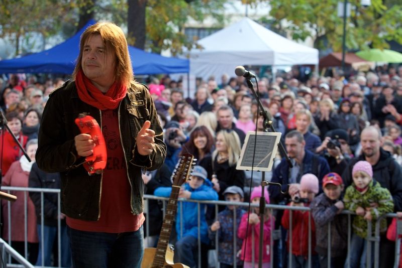 Plzeň ale oslavami žila celý den. Více než dvacet zajímavých míst mohli lidé navštívit zdarma nebo za zvýhodněné vstupné. Zájem byl nebývalý nejen tam, kam se veřejnost běžně nedostane, jako například Doosan Arena, atletický stadion ve Skvrňanech, vodárna nebo Loosovy interiéry, ale i v Techmanii, zoologické a botanické zahradě nebo Západočeském muzeu. Oslavy vzniku republiky zakončil na náměstí Republiky slavnostní ohňostroj na písničky Jiřího Suchého. Předcházel mu Průvod světel s několika tisíci účastníky. (foto: R. Muchka, 28.10.2014)
