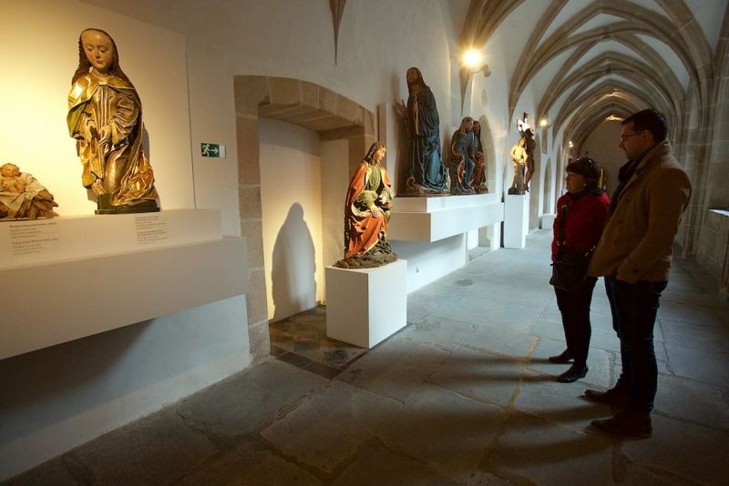 Plzeň ale oslavami žila celý den. Více než dvacet zajímavých míst mohli lidé navštívit zdarma nebo za zvýhodněné vstupné. Zájem byl nebývalý nejen tam, kam se veřejnost běžně nedostane, jako například Doosan Arena, atletický stadion ve Skvrňanech, vodárna nebo Loosovy interiéry, ale i v Techmanii, zoologické a botanické zahradě nebo Západočeském muzeu. Oslavy vzniku republiky zakončil na náměstí Republiky slavnostní ohňostroj na písničky Jiřího Suchého. Předcházel mu Průvod světel s několika tisíci účastníky. (foto: R. Muchka, 28.10.2014)