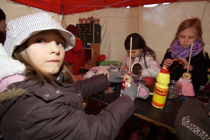 Plzeň ale oslavami žila celý den. Více než dvacet zajímavých míst mohli lidé navštívit zdarma nebo za zvýhodněné vstupné. Zájem byl nebývalý nejen tam, kam se veřejnost běžně nedostane, jako například Doosan Arena, atletický stadion ve Skvrňanech, vodárna nebo Loosovy interiéry, ale i v Techmanii, zoologické a botanické zahradě nebo Západočeském muzeu. Oslavy vzniku republiky zakončil na náměstí Republiky slavnostní ohňostroj na písničky Jiřího Suchého. Předcházel mu Průvod světel s několika tisíci účastníky. (foto: R. Muchka, 28.10.2014)