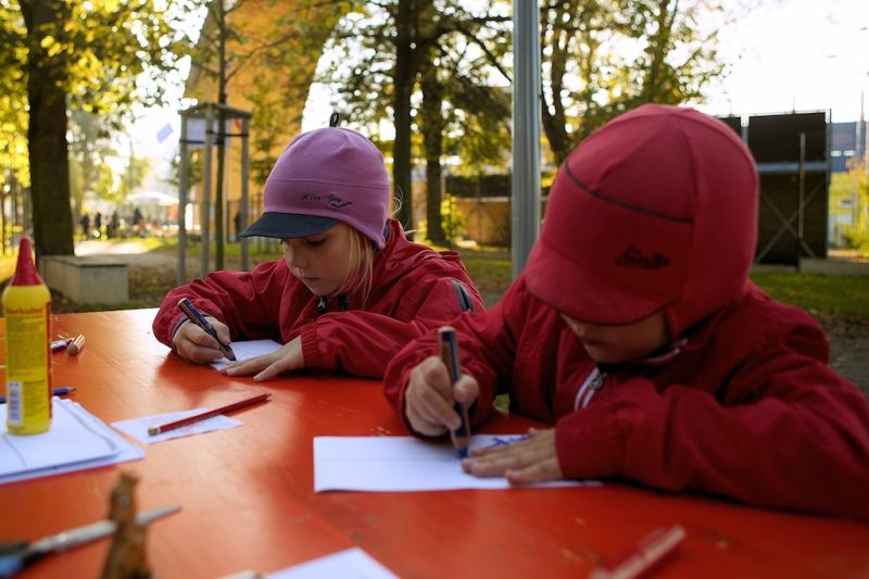 Plzeň ale oslavami žila celý den. Více než dvacet zajímavých míst mohli lidé navštívit zdarma nebo za zvýhodněné vstupné. Zájem byl nebývalý nejen tam, kam se veřejnost běžně nedostane, jako například Doosan Arena, atletický stadion ve Skvrňanech, vodárna nebo Loosovy interiéry, ale i v Techmanii, zoologické a botanické zahradě nebo Západočeském muzeu. Oslavy vzniku republiky zakončil na náměstí Republiky slavnostní ohňostroj na písničky Jiřího Suchého. Předcházel mu Průvod světel s několika tisíci účastníky. (foto: R. Muchka, 28.10.2014)