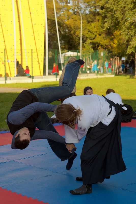 Plzeň ale oslavami žila celý den. Více než dvacet zajímavých míst mohli lidé navštívit zdarma nebo za zvýhodněné vstupné. Zájem byl nebývalý nejen tam, kam se veřejnost běžně nedostane, jako například Doosan Arena, atletický stadion ve Skvrňanech, vodárna nebo Loosovy interiéry, ale i v Techmanii, zoologické a botanické zahradě nebo Západočeském muzeu. Oslavy vzniku republiky zakončil na náměstí Republiky slavnostní ohňostroj na písničky Jiřího Suchého. Předcházel mu Průvod světel s několika tisíci účastníky. (foto: R. Muchka, 28.10.2014)