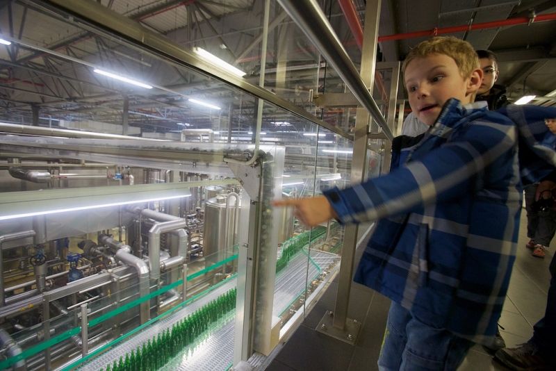 Plzeň ale oslavami žila celý den. Více než dvacet zajímavých míst mohli lidé navštívit zdarma nebo za zvýhodněné vstupné. Zájem byl nebývalý nejen tam, kam se veřejnost běžně nedostane, jako například Doosan Arena, atletický stadion ve Skvrňanech, vodárna nebo Loosovy interiéry, ale i v Techmanii, zoologické a botanické zahradě nebo Západočeském muzeu. Oslavy vzniku republiky zakončil na náměstí Republiky slavnostní ohňostroj na písničky Jiřího Suchého. Předcházel mu Průvod světel s několika tisíci účastníky. (foto: R. Muchka, 28.10.2014)