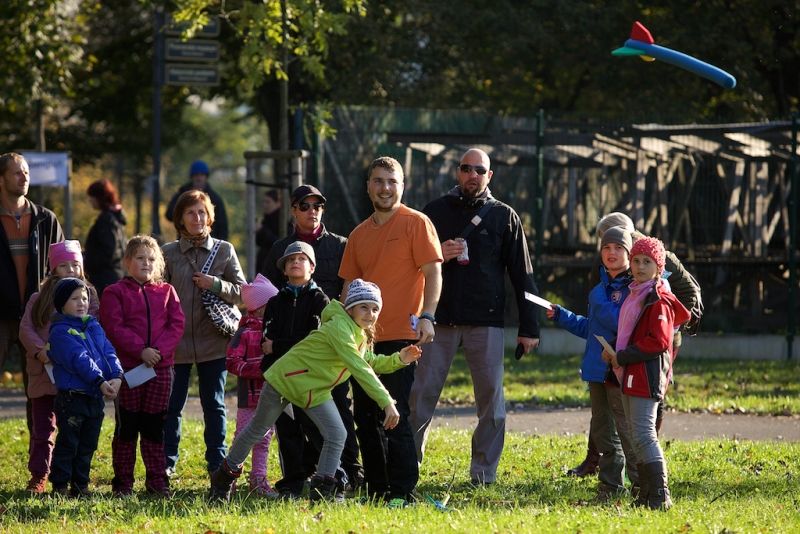 Plzeň ale oslavami žila celý den. Více než dvacet zajímavých míst mohli lidé navštívit zdarma nebo za zvýhodněné vstupné. Zájem byl nebývalý nejen tam, kam se veřejnost běžně nedostane, jako například Doosan Arena, atletický stadion ve Skvrňanech, vodárna nebo Loosovy interiéry, ale i v Techmanii, zoologické a botanické zahradě nebo Západočeském muzeu. Oslavy vzniku republiky zakončil na náměstí Republiky slavnostní ohňostroj na písničky Jiřího Suchého. Předcházel mu Průvod světel s několika tisíci účastníky. (foto: R. Muchka, 28.10.2014)