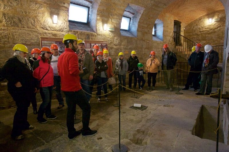 Plzeň ale oslavami žila celý den. Více než dvacet zajímavých míst mohli lidé navštívit zdarma nebo za zvýhodněné vstupné. Zájem byl nebývalý nejen tam, kam se veřejnost běžně nedostane, jako například Doosan Arena, atletický stadion ve Skvrňanech, vodárna nebo Loosovy interiéry, ale i v Techmanii, zoologické a botanické zahradě nebo Západočeském muzeu. Oslavy vzniku republiky zakončil na náměstí Republiky slavnostní ohňostroj na písničky Jiřího Suchého. Předcházel mu Průvod světel s několika tisíci účastníky. (foto: R. Muchka, 28.10.2014)