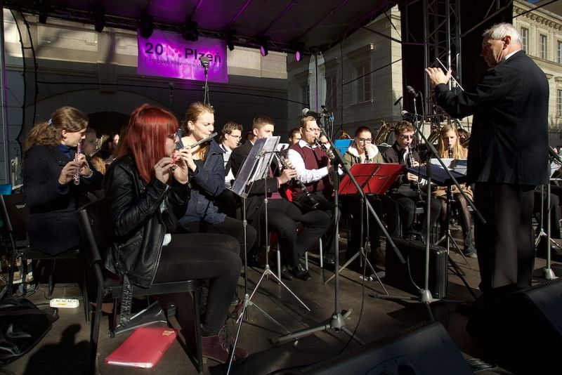 Plzeň ale oslavami žila celý den. Více než dvacet zajímavých míst mohli lidé navštívit zdarma nebo za zvýhodněné vstupné. Zájem byl nebývalý nejen tam, kam se veřejnost běžně nedostane, jako například Doosan Arena, atletický stadion ve Skvrňanech, vodárna nebo Loosovy interiéry, ale i v Techmanii, zoologické a botanické zahradě nebo Západočeském muzeu. Oslavy vzniku republiky zakončil na náměstí Republiky slavnostní ohňostroj na písničky Jiřího Suchého. Předcházel mu Průvod světel s několika tisíci účastníky. (foto: R. Muchka, 28.10.2014)