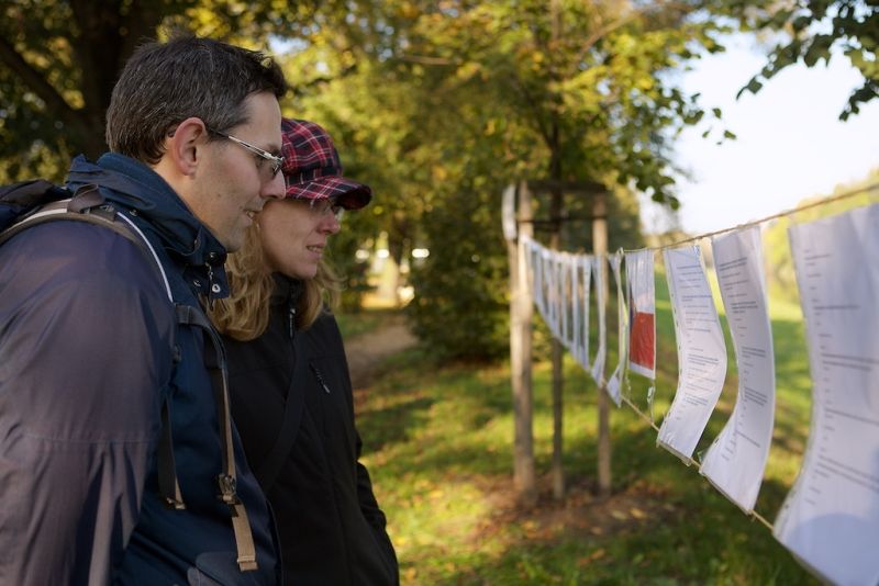 Plzeň ale oslavami žila celý den. Více než dvacet zajímavých míst mohli lidé navštívit zdarma nebo za zvýhodněné vstupné. Zájem byl nebývalý nejen tam, kam se veřejnost běžně nedostane, jako například Doosan Arena, atletický stadion ve Skvrňanech, vodárna nebo Loosovy interiéry, ale i v Techmanii, zoologické a botanické zahradě nebo Západočeském muzeu. Oslavy vzniku republiky zakončil na náměstí Republiky slavnostní ohňostroj na písničky Jiřího Suchého. Předcházel mu Průvod světel s několika tisíci účastníky. (foto: R. Muchka, 28.10.2014)