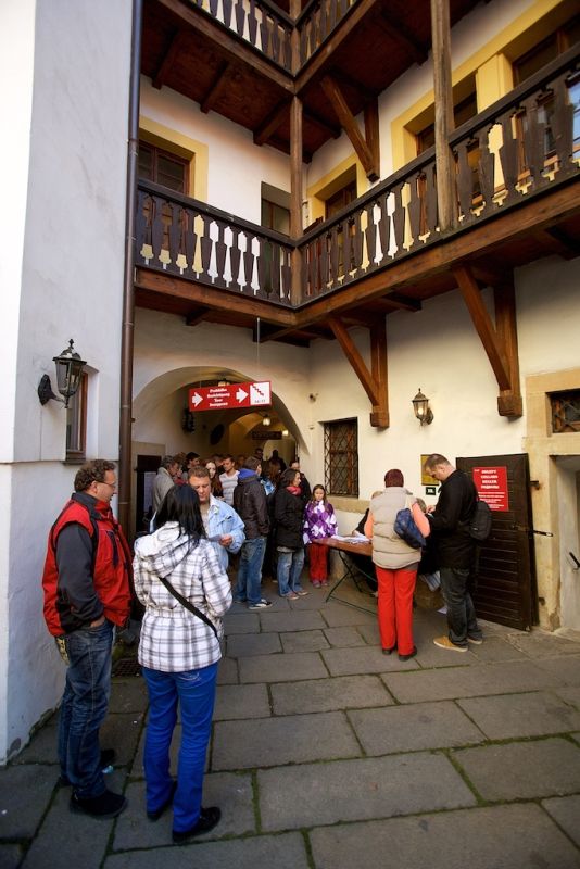 Plzeň ale oslavami žila celý den. Více než dvacet zajímavých míst mohli lidé navštívit zdarma nebo za zvýhodněné vstupné. Zájem byl nebývalý nejen tam, kam se veřejnost běžně nedostane, jako například Doosan Arena, atletický stadion ve Skvrňanech, vodárna nebo Loosovy interiéry, ale i v Techmanii, zoologické a botanické zahradě nebo Západočeském muzeu. Oslavy vzniku republiky zakončil na náměstí Republiky slavnostní ohňostroj na písničky Jiřího Suchého. Předcházel mu Průvod světel s několika tisíci účastníky. (foto: R. Muchka, 28.10.2014)