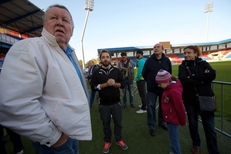 Plzeň ale oslavami žila celý den. Více než dvacet zajímavých míst mohli lidé navštívit zdarma nebo za zvýhodněné vstupné. Zájem byl nebývalý nejen tam, kam se veřejnost běžně nedostane, jako například Doosan Arena, atletický stadion ve Skvrňanech, vodárna nebo Loosovy interiéry, ale i v Techmanii, zoologické a botanické zahradě nebo Západočeském muzeu. Oslavy vzniku republiky zakončil na náměstí Republiky slavnostní ohňostroj na písničky Jiřího Suchého. Předcházel mu Průvod světel s několika tisíci účastníky. (foto: R. Muchka, 28.10.2014)