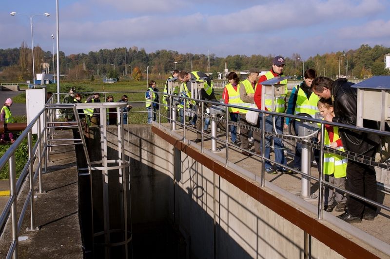 Plzeň ale oslavami žila celý den. Více než dvacet zajímavých míst mohli lidé navštívit zdarma nebo za zvýhodněné vstupné. Zájem byl nebývalý nejen tam, kam se veřejnost běžně nedostane, jako například Doosan Arena, atletický stadion ve Skvrňanech, vodárna nebo Loosovy interiéry, ale i v Techmanii, zoologické a botanické zahradě nebo Západočeském muzeu. Oslavy vzniku republiky zakončil na náměstí Republiky slavnostní ohňostroj na písničky Jiřího Suchého. Předcházel mu Průvod světel s několika tisíci účastníky. (foto: R. Muchka, 28.10.2014)