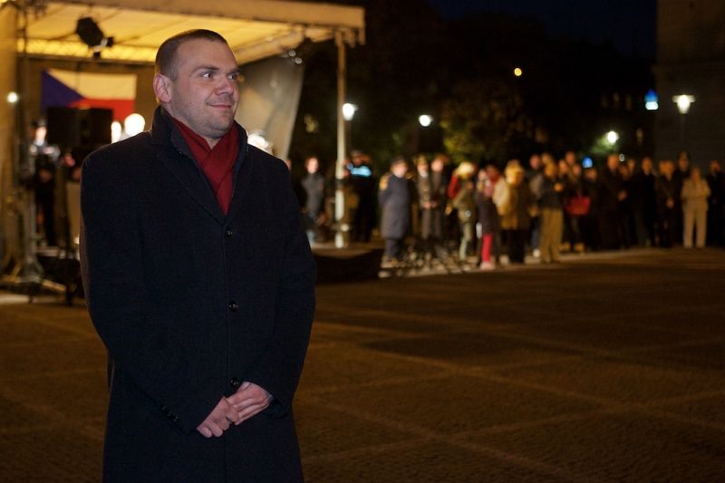 Plzeň ale oslavami žila celý den. Více než dvacet zajímavých míst mohli lidé navštívit zdarma nebo za zvýhodněné vstupné. Zájem byl nebývalý nejen tam, kam se veřejnost běžně nedostane, jako například Doosan Arena, atletický stadion ve Skvrňanech, vodárna nebo Loosovy interiéry, ale i v Techmanii, zoologické a botanické zahradě nebo Západočeském muzeu. Oslavy vzniku republiky zakončil na náměstí Republiky slavnostní ohňostroj na písničky Jiřího Suchého. Předcházel mu Průvod světel s několika tisíci účastníky. (foto: R. Muchka, 28.10.2014)