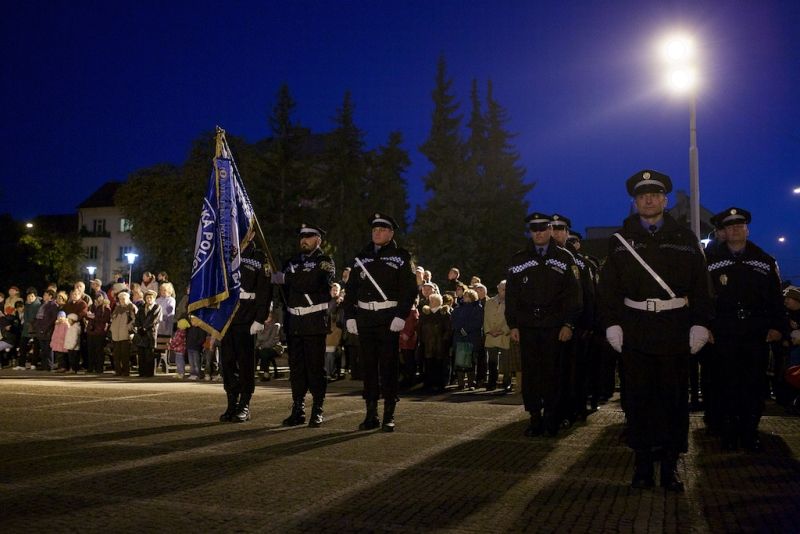Plzeň ale oslavami žila celý den. Více než dvacet zajímavých míst mohli lidé navštívit zdarma nebo za zvýhodněné vstupné. Zájem byl nebývalý nejen tam, kam se veřejnost běžně nedostane, jako například Doosan Arena, atletický stadion ve Skvrňanech, vodárna nebo Loosovy interiéry, ale i v Techmanii, zoologické a botanické zahradě nebo Západočeském muzeu. Oslavy vzniku republiky zakončil na náměstí Republiky slavnostní ohňostroj na písničky Jiřího Suchého. Předcházel mu Průvod světel s několika tisíci účastníky. (foto: R. Muchka, 28.10.2014)