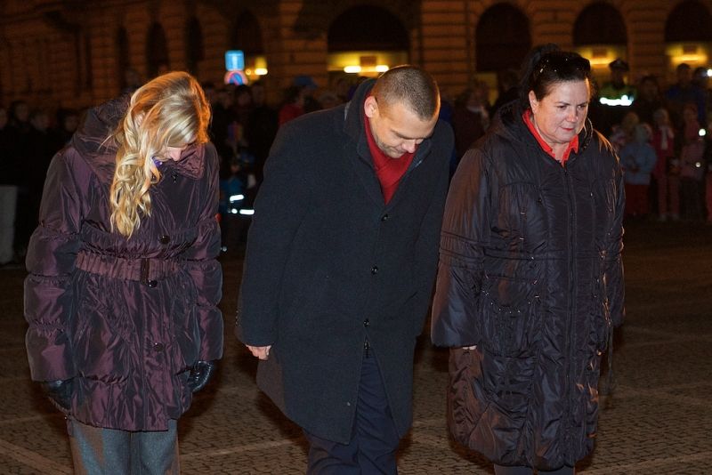 Plzeň ale oslavami žila celý den. Více než dvacet zajímavých míst mohli lidé navštívit zdarma nebo za zvýhodněné vstupné. Zájem byl nebývalý nejen tam, kam se veřejnost běžně nedostane, jako například Doosan Arena, atletický stadion ve Skvrňanech, vodárna nebo Loosovy interiéry, ale i v Techmanii, zoologické a botanické zahradě nebo Západočeském muzeu. Oslavy vzniku republiky zakončil na náměstí Republiky slavnostní ohňostroj na písničky Jiřího Suchého. Předcházel mu Průvod světel s několika tisíci účastníky. (foto: R. Muchka, 28.10.2014)