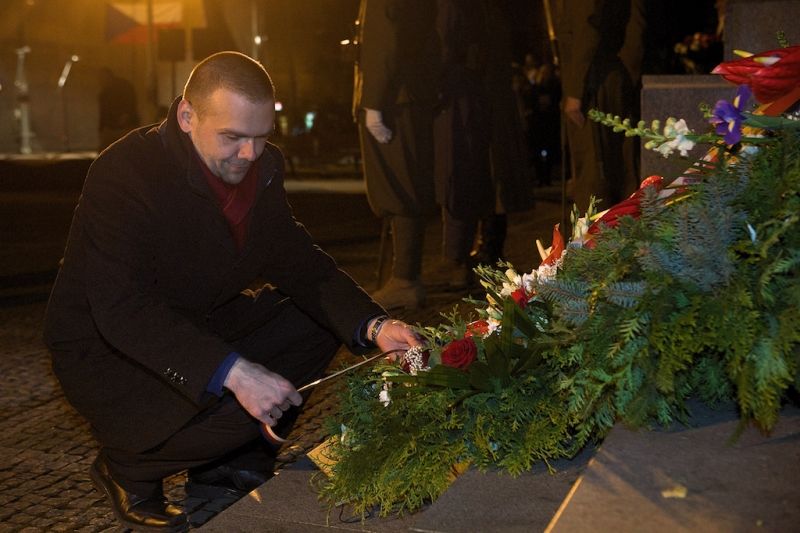 Plzeň ale oslavami žila celý den. Více než dvacet zajímavých míst mohli lidé navštívit zdarma nebo za zvýhodněné vstupné. Zájem byl nebývalý nejen tam, kam se veřejnost běžně nedostane, jako například Doosan Arena, atletický stadion ve Skvrňanech, vodárna nebo Loosovy interiéry, ale i v Techmanii, zoologické a botanické zahradě nebo Západočeském muzeu. Oslavy vzniku republiky zakončil na náměstí Republiky slavnostní ohňostroj na písničky Jiřího Suchého. Předcházel mu Průvod světel s několika tisíci účastníky. (foto: R. Muchka, 28.10.2014)