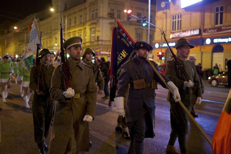 Plzeň ale oslavami žila celý den. Více než dvacet zajímavých míst mohli lidé navštívit zdarma nebo za zvýhodněné vstupné. Zájem byl nebývalý nejen tam, kam se veřejnost běžně nedostane, jako například Doosan Arena, atletický stadion ve Skvrňanech, vodárna nebo Loosovy interiéry, ale i v Techmanii, zoologické a botanické zahradě nebo Západočeském muzeu. Oslavy vzniku republiky zakončil na náměstí Republiky slavnostní ohňostroj na písničky Jiřího Suchého. Předcházel mu Průvod světel s několika tisíci účastníky. (foto: R. Muchka, 28.10.2014)